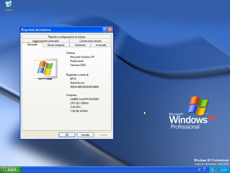 File:WindowsXP-5.1.2505-DesktopItalian.png