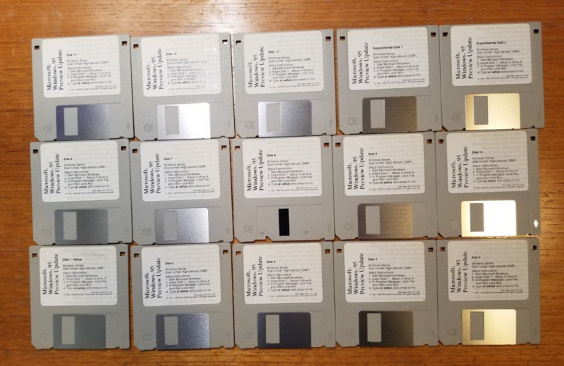 File:Win95-490-FloppyDisks1.png